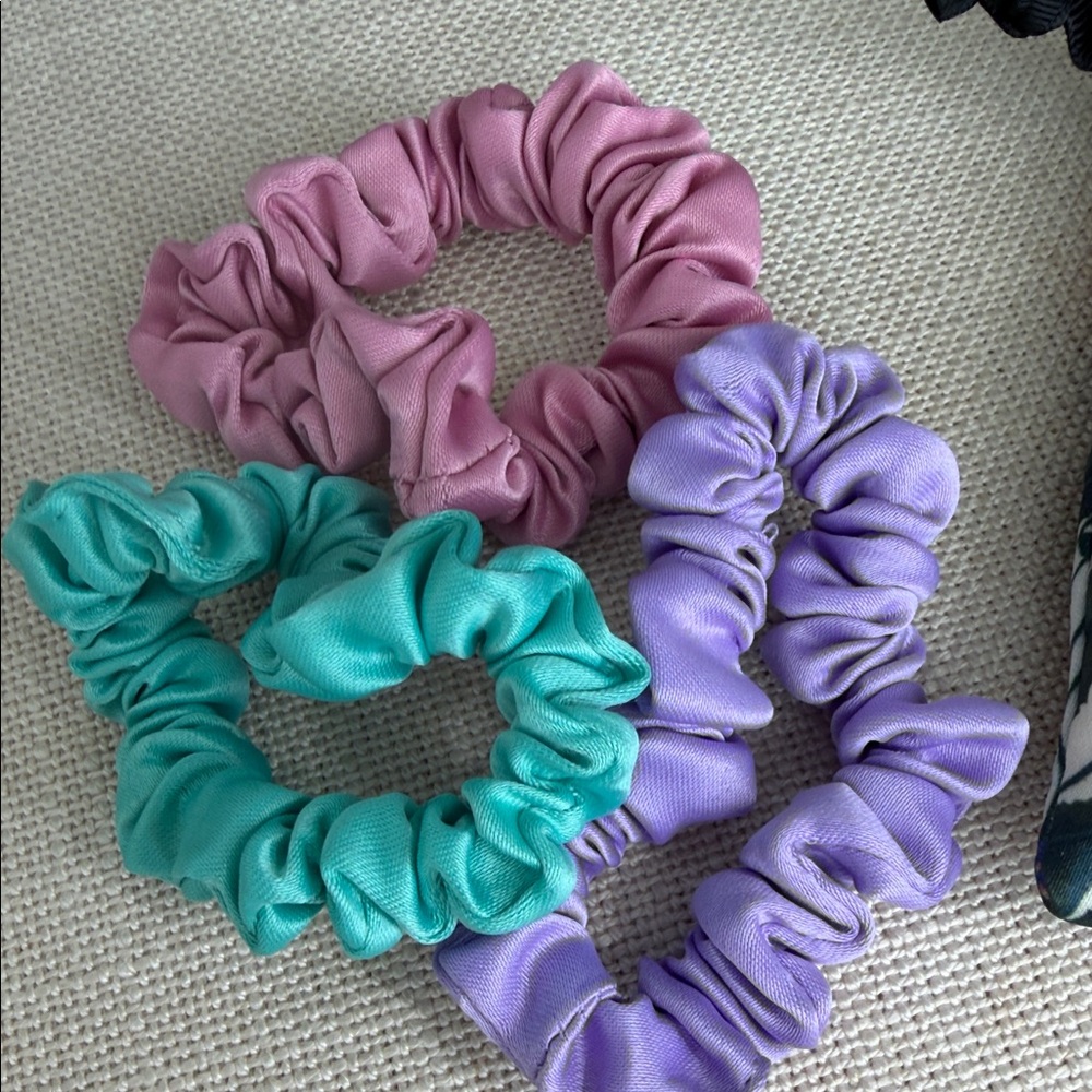 Gucci Set of 3 Satin Hair Scrunchie - Picture 6 of 6